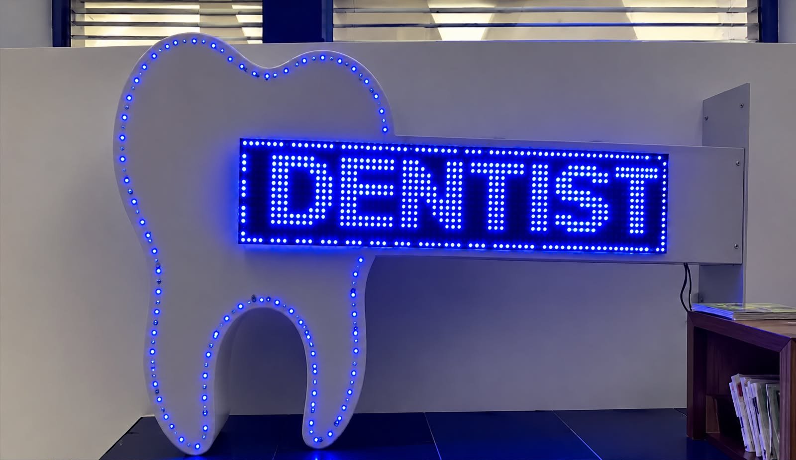 Enseigne Dent LED personnalisable pour cabinet dentaire, vue de face - AZNEW
